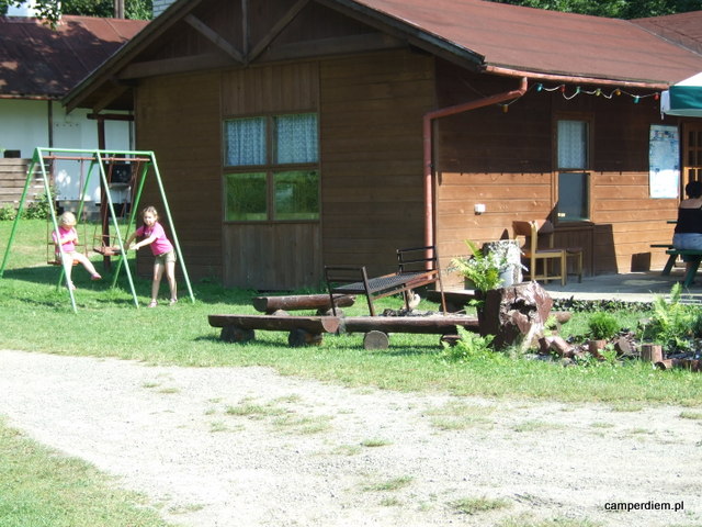 huśtawki na kempingu
