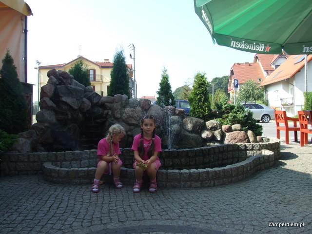 przy fontannie w krynicy Morskiej