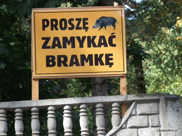 prośba o zamykanie bramki wejściowej na kemping Gallus prośba o zamykanie bramki wejściowej na kemping Gallus