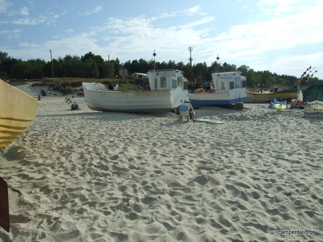 łodzie rybackie na plaży w Krynicy