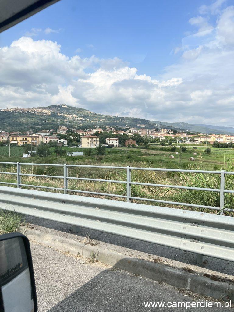 Cortona w oddali
