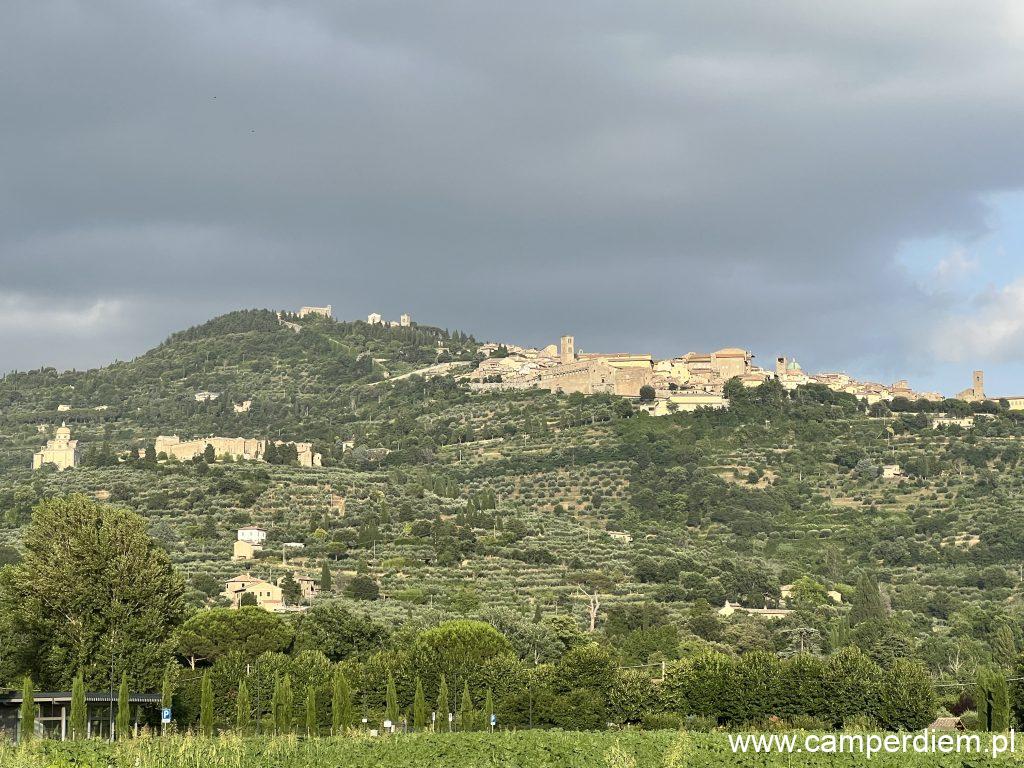 Cortona w oddali